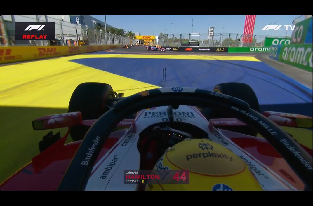 watching_f1's tweet photo. 이와중에 방향 전환 스핀까지 주면서 주차 멋지게 했음 https://t.co/gnkOm0gCcX