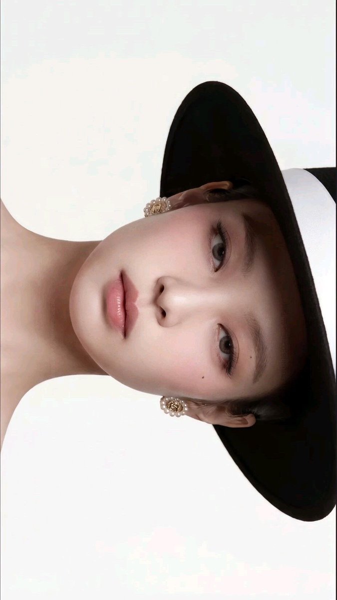 jenniedukieruby's tweet photo. Queen of CHANEL https://t.co/xks7gazYYv