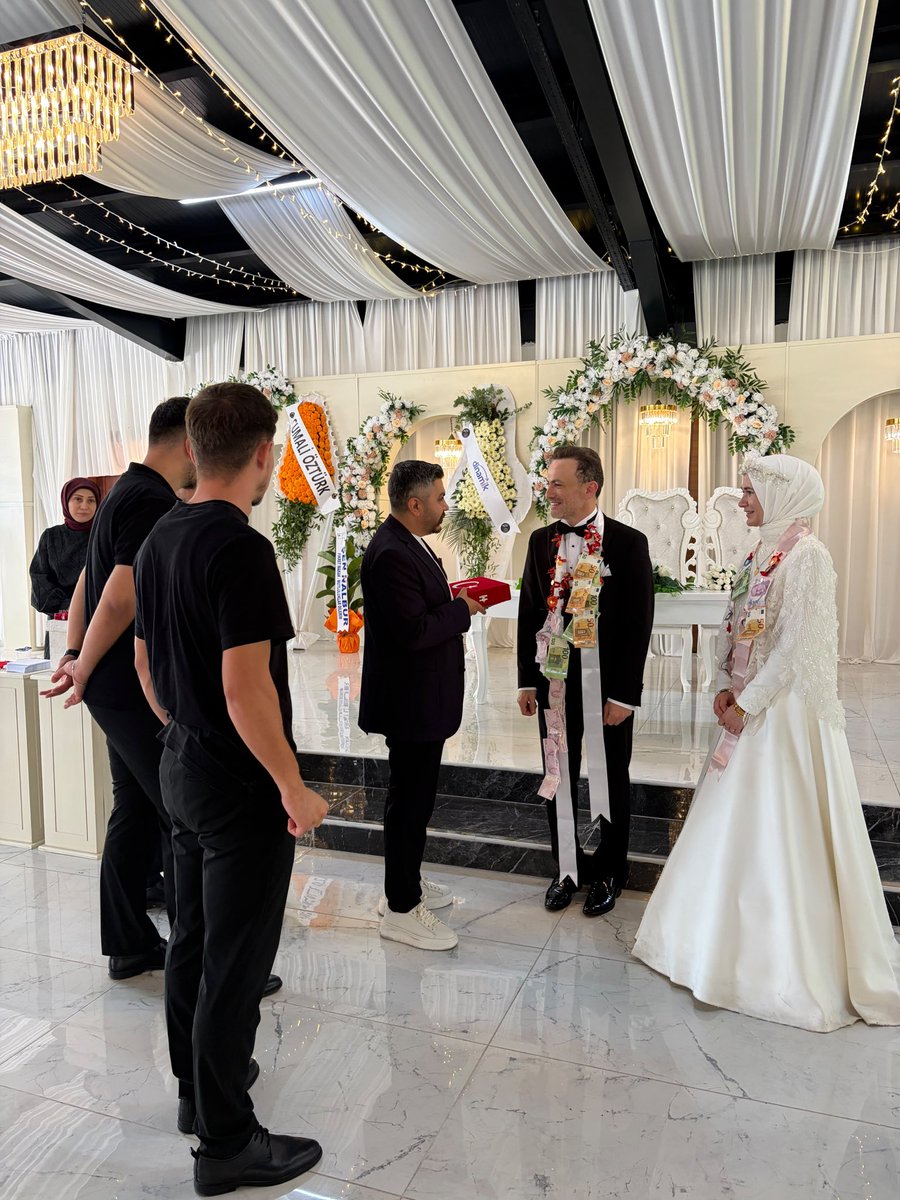 duzceocak's tweet photo. Geçmiş dönem ocak başkanlarımızdan Sayın Fatih Gülaçtı’nın kıymetli kız kardeşinin düğün merasimine katılım sağlayarak, Gülaçtı ailesinin bu anlamlı ve mutlu günlerinde yanlarında olduk.

Genç çiftimize Cenab-ı Allah’tan bir ömür boyu sağlık, huzur ve mutluluk diliyor; Gülaçtı ailesini tebrik ediyoruz.