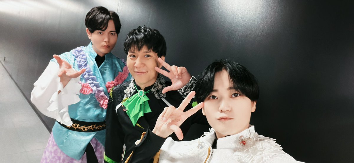 amasakikohei's tweet photo. 思い出その②
カメラを構えたら
入ってきてくれたシリーズ
MCのチャオ最高だったな✨
#SideM11th_day2 https://t.co/dVcrWj55xj