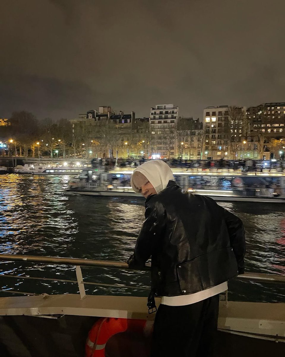 leeujenyo's tweet photo. Another few pictures of me in Paris. Paris was really nice, but I think I spent more time taking pictures than actually looking around. Anyway, here are some more before I forget about them. Hope you guys like them! https://t.co/lD65cuXufv