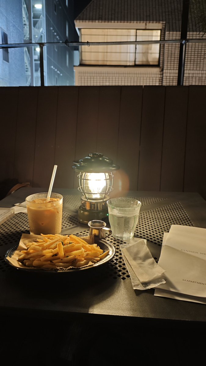x2000sirokuma's tweet photo. 一人でカフェのテラス席座ってポテト食ってる奴は普通じゃないから近づかない方が良い https://t.co/Q3cN7Az0Ey