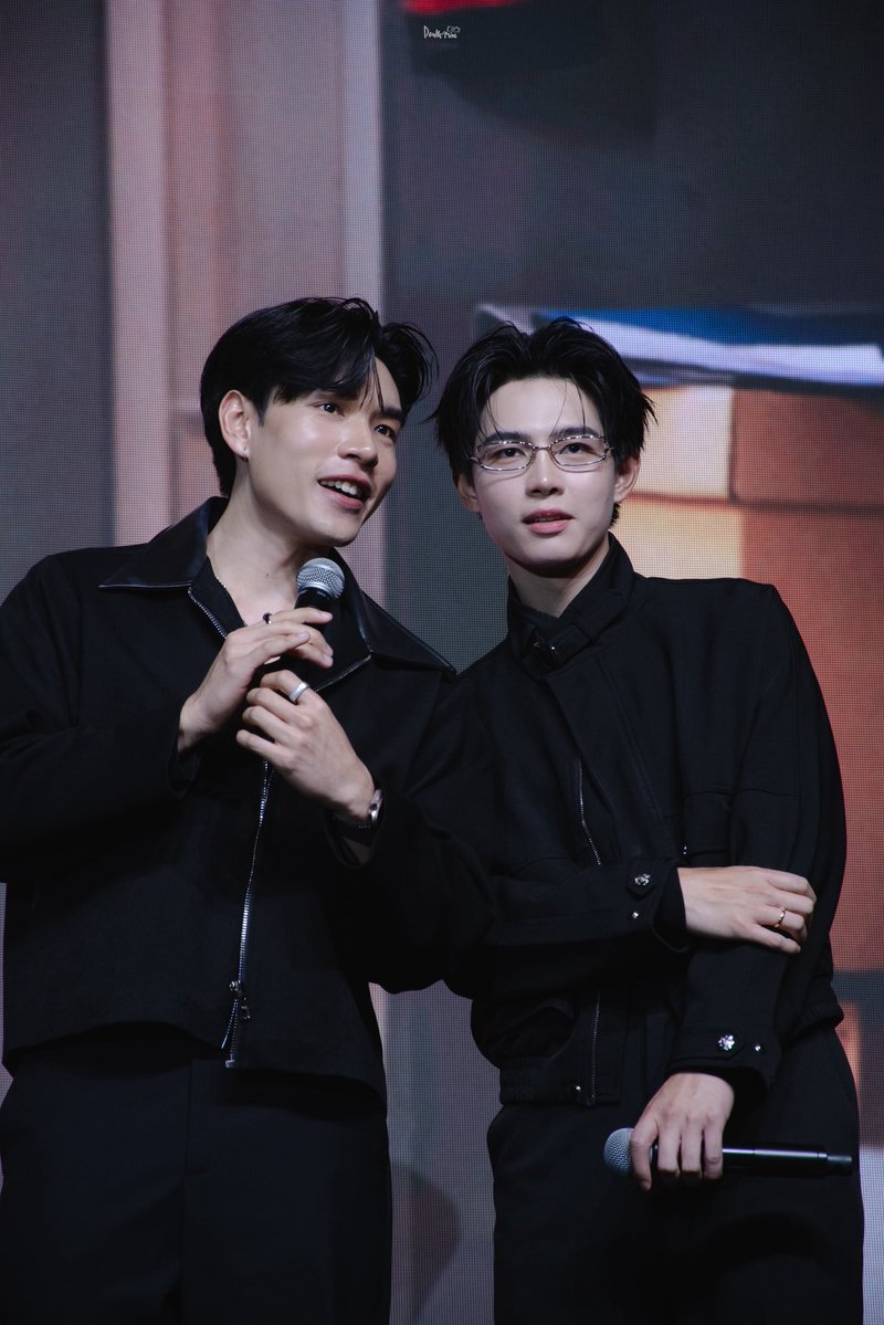 doubleminee's tweet photo. 🚨
รอดูสองหนุ่มนี่ตีกันในซีรีส์ละ 🤣
@KitRonnakit #KitRonnakit
@Shinadis #Chinadis
#งานแต่งที่รักสารวัตรเธียร์
。:゚ #dbmsnapp☺︎︎☻︎ https://t.co/869h9PwzJv