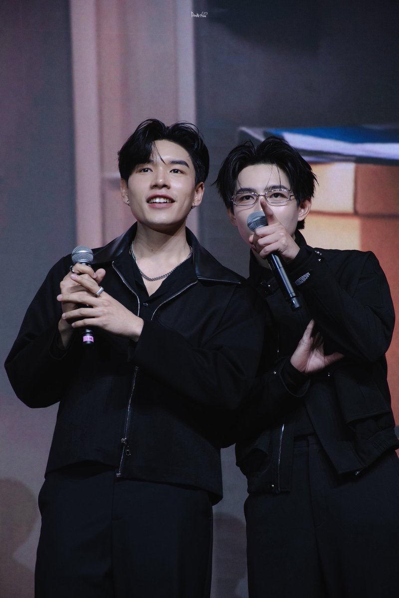 doubleminee's tweet photo. 🚨
รอดูสองหนุ่มนี่ตีกันในซีรีส์ละ 🤣
@KitRonnakit #KitRonnakit
@Shinadis #Chinadis
#งานแต่งที่รักสารวัตรเธียร์
。:゚ #dbmsnapp☺︎︎☻︎ https://t.co/869h9PwzJv