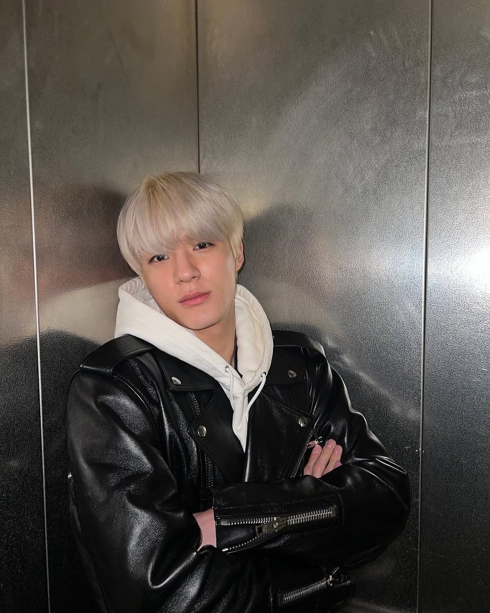 leeujenyo's tweet photo. The elevator mirror is actually pretty nice. Didn’t expect it to be this good, so of course I had to take a picture. I guess I’ll be using this mirror every time I’m here from now on! https://t.co/UzLR3Vo6tM