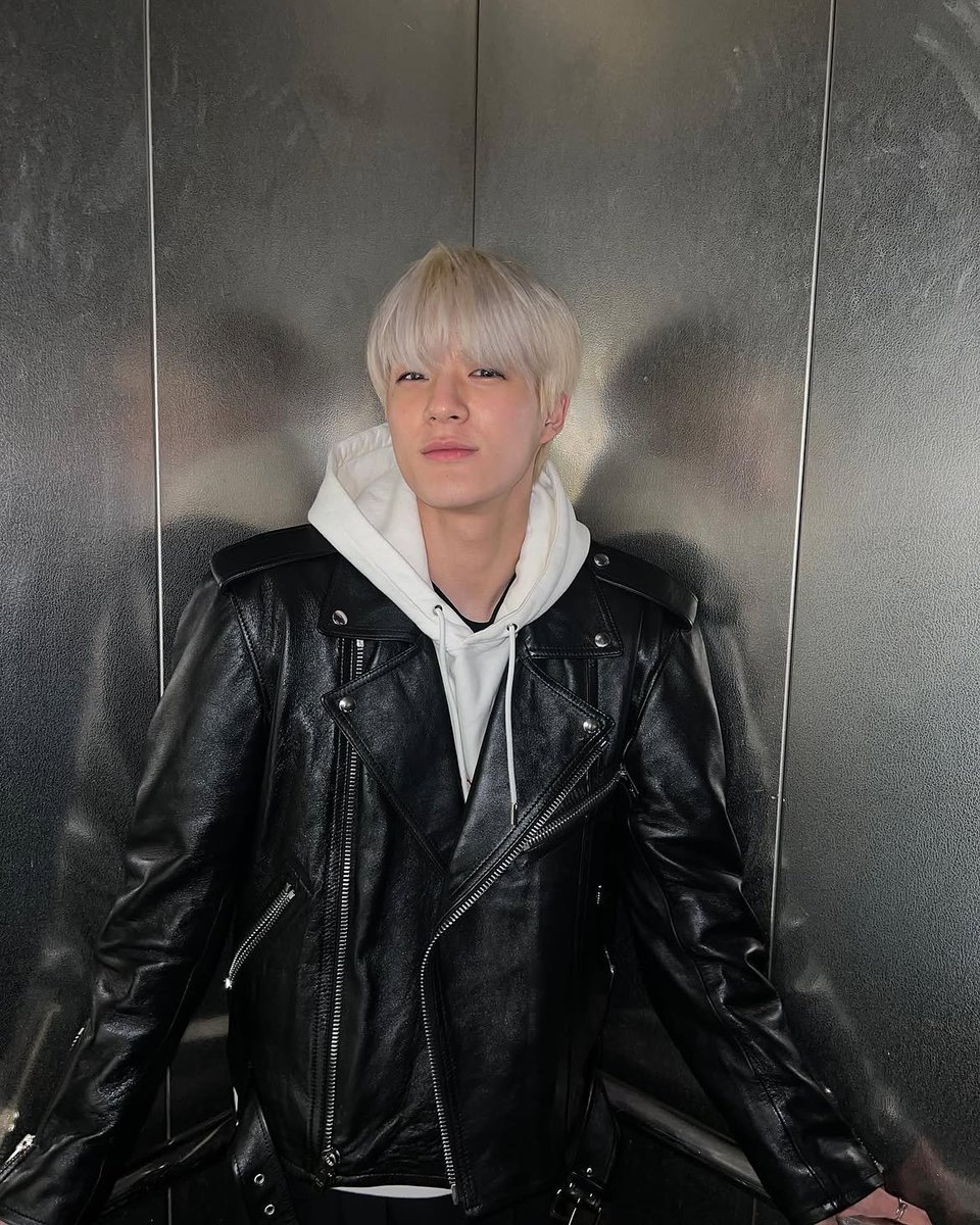 leeujenyo's tweet photo. The elevator mirror is actually pretty nice. Didn’t expect it to be this good, so of course I had to take a picture. I guess I’ll be using this mirror every time I’m here from now on! https://t.co/UzLR3Vo6tM