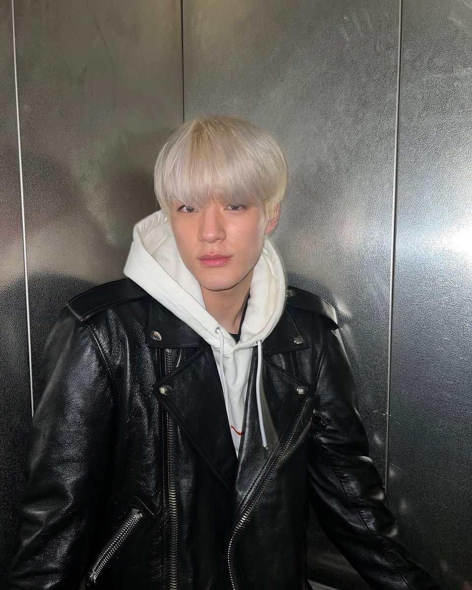 leeujenyo's tweet photo. The elevator mirror is actually pretty nice. Didn’t expect it to be this good, so of course I had to take a picture. I guess I’ll be using this mirror every time I’m here from now on! https://t.co/UzLR3Vo6tM
