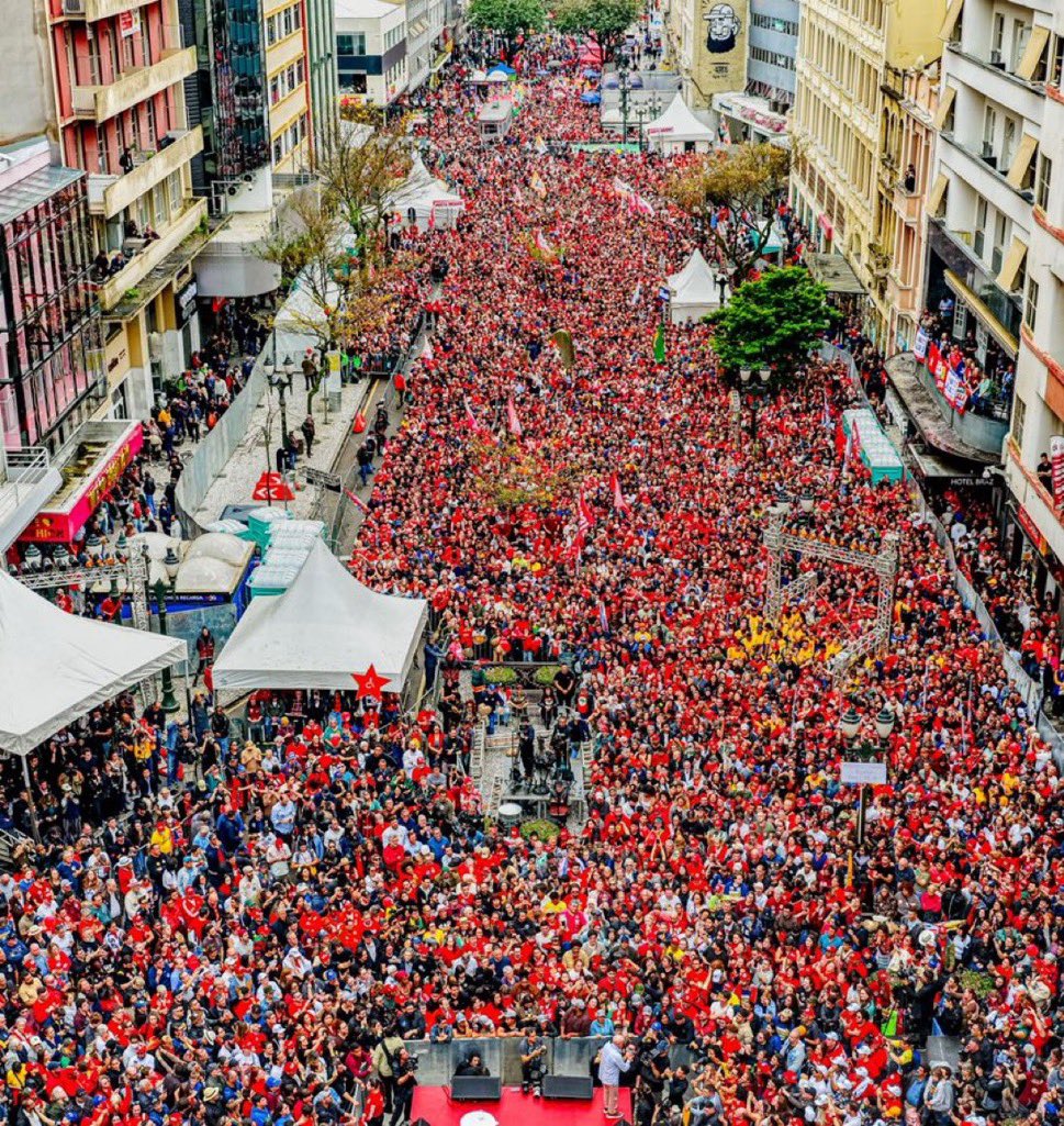 KriskaCarvalho's tweet photo. Existe um candidato que é investigado, Flávio Bolsonaro. E existe um candidato que está com o povo, lutando para que nunca mais ninguém passe fome.

Esse é o presidente Lula.

E a gente vai vencer essas eleições.

o povo tem memória.

Todo mundo sabe quem olhou de verdade para o povo como nunca tinham olhado antes. 

Qual foi o presidente que entendeu a miséria, que olhou para a fome e fez o básico que ninguém tinha feito? Que entendeu que as pessoas não passam fome por escolha, mas porque muitas vezes não têm condição nenhuma, não têm trabalho, não conseguem sair de casa e vivem em lugares onde não existe nada além da própria casa.