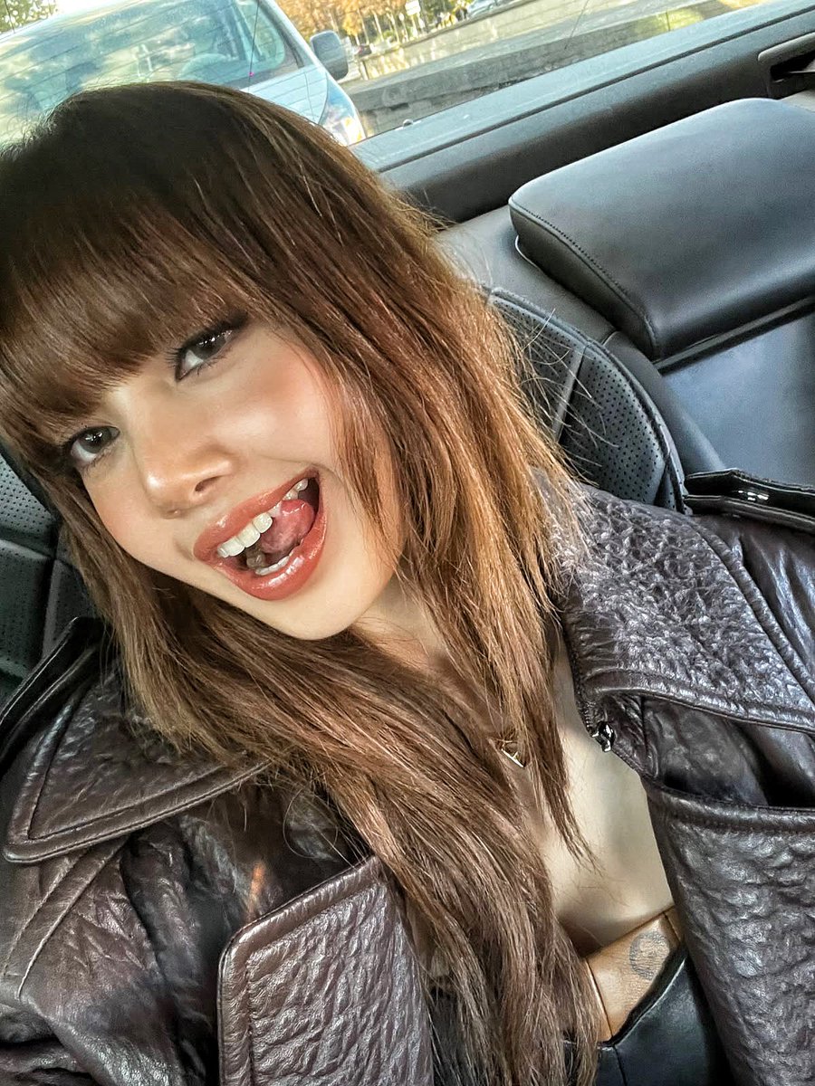 TWENTYSnt's tweet photo. وثائقي Always Lalisa عن نجمة BLACKPINK ليسا عُرض عالميًا في مهرجان تورنتو السينمائي، ويتابع عامها خلال مسيرتها الفردية، ومن المقرر طرحه في دور السينما في 12 أكتوبر
#AlwaysLalisa #Lisa #Kpop #BlackPink https://t.co/RswuTOa0ks