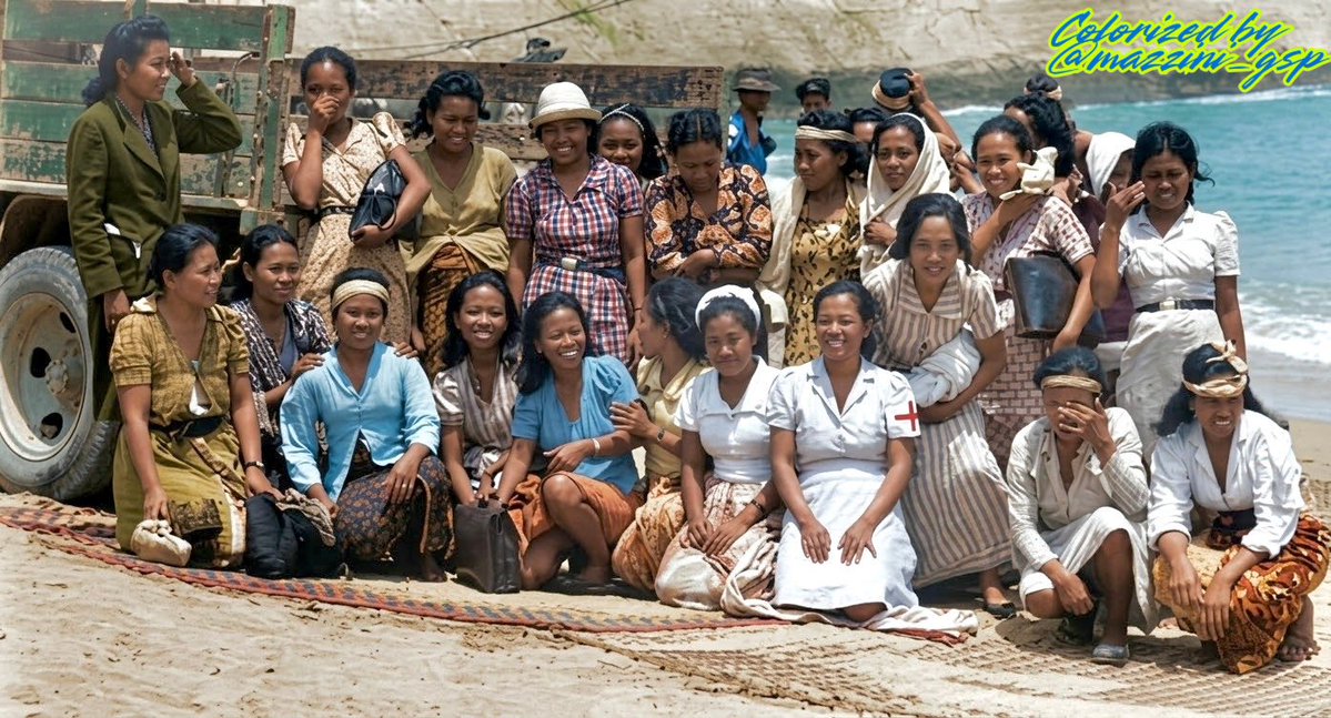mazzini_gsp's tweet photo. Pembebasan para korban Jugun Ianfu di Kupang, NTT tanggal 2 Oktober 1945, mereka yang mayoritas berasal dari pulau Jawa langsung dipulangkan.
Sejak awal Jepang menjajah, banyak perempuan diculik &amp; dipaksa bekerja di rumah bordil milik militer Jepang. https://t.co/TxRHVXOAku