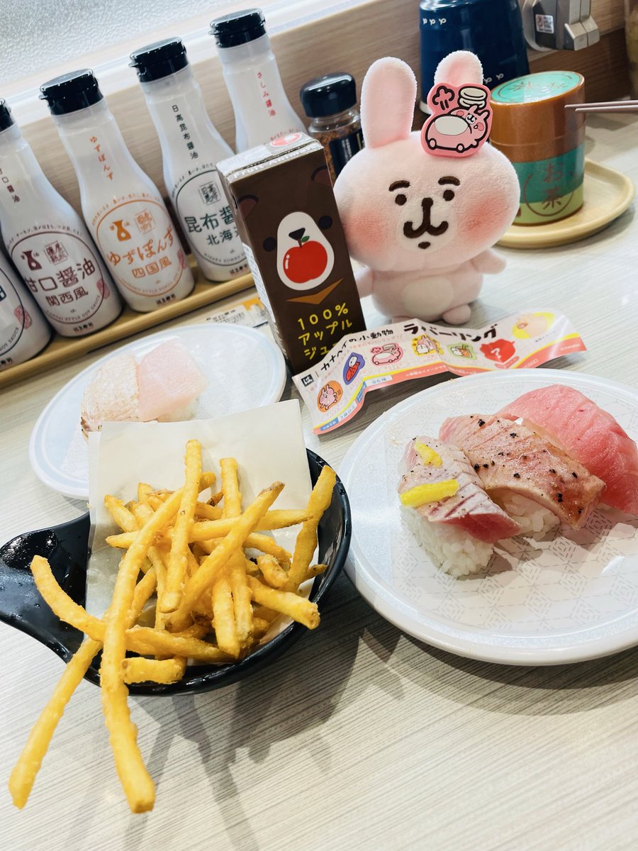 knpsus_'s tweet photo. はま寿司やっと行けたー！🍣🐟🐟
フォロワーさんがポテト美味しいってポストしてたからポテトを楽しみにきた🥰
まんぷくなうさぎが当たりました🥹❤️
お寿司大好きだからコラボ嬉しい🥰

#カナヘイ
#ゆるっと写真同好会
#はま寿司 https://t.co/Q5KR9Qkfgb