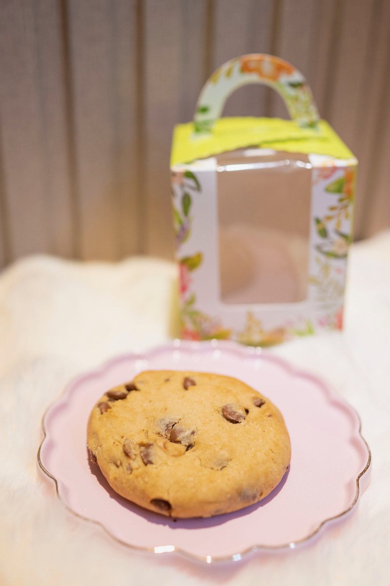 CatharineZhs's tweet photo. Had the sweetest afternoon bringing homemade chocolate chip cookies to my new neighbors! They laughed when we bonded over our shared love of bad 90s rom-coms u0026 swapped takeout menus. Neighborhood community at its coziest https://t.co/klGA6H0R31