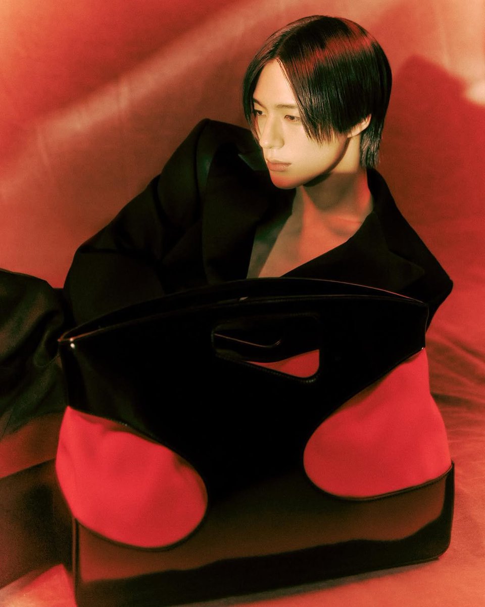 leeujenyo's tweet photo. Another set of photos from the photoshoot with Dazed. Still thinking about how fun this day was, especially getting to try out a different mood and style for the shoot. https://t.co/28rUR6sl4g