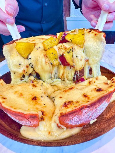 gourmetroad5's tweet photo. 東京都新宿駅近くにあるお店「Ark Lounge」の、ふかしたさつまいもを生地に入れ、大学芋をトッピングし、とろけるチーズをたっぷり流し込んだ、お店の歴代シカゴピザ最高傑作と言われる「さつまいもシカゴピザ」✨#PR https://t.co/EYJlPpMYpQ