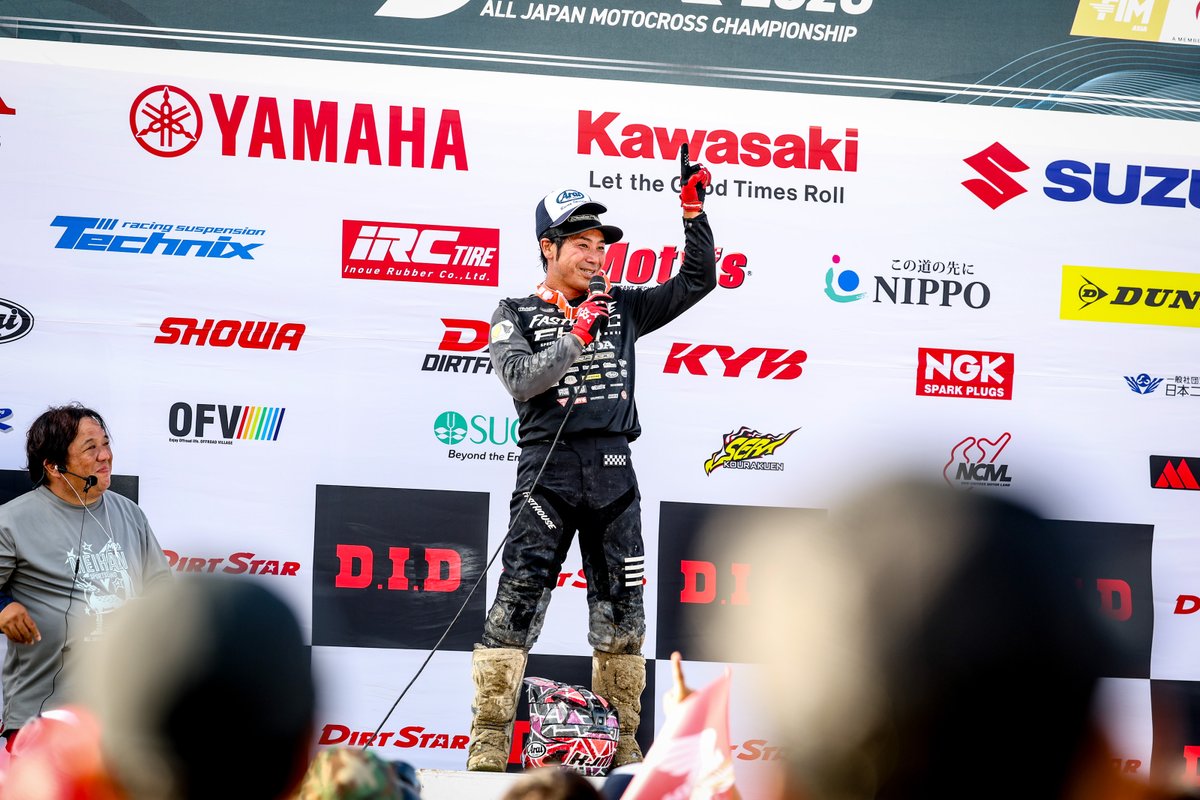motocross_net's tweet photo. そして本日のMVP　ナイスファイト賞は、スポット参戦ながらホールショットで会場がどよめいたCRAZY OLD GUY(ジェイさん命名)の小島庸平選手　@kojihei44 https://t.co/PQJ9yOQBMT