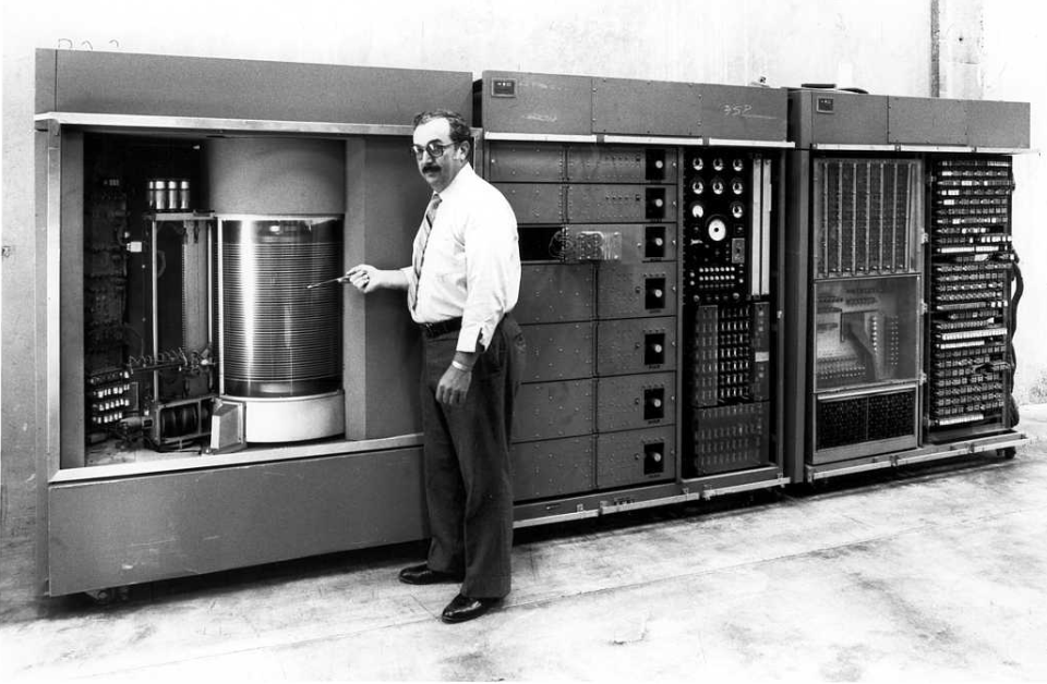 WeAreRSGroup's tweet photo. On This Day | In 1956, IBM introduced the IBM 350 disk storage unit for the RAMAC 305, the first commercial computer to use magnetic disk storage. 

#OTD #OnThisDay #IBM #RAMAC305 https://t.co/TPHsQlWQOS