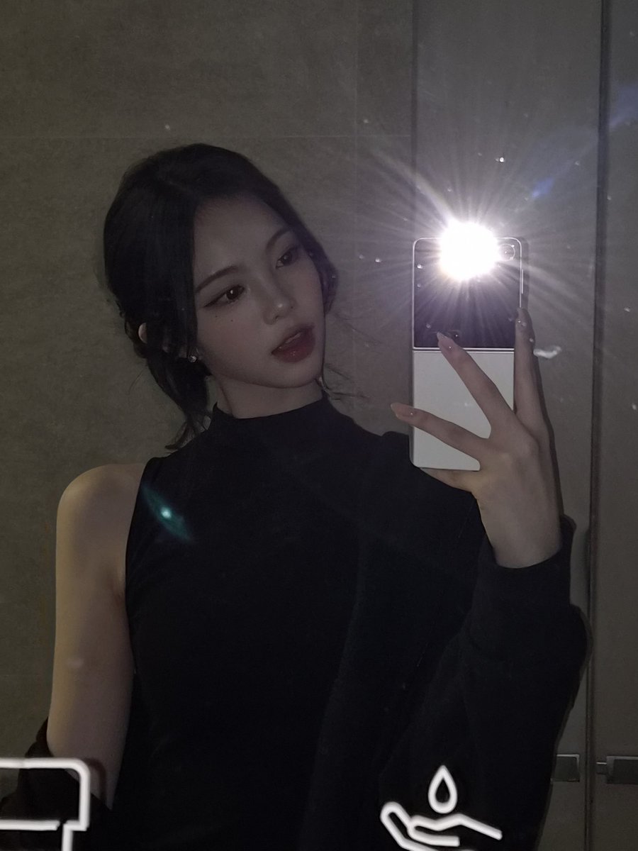 winks2hearts's tweet photo. 너 09년생 아니지 이게 어떻게 18살이야 https://t.co/R8tGsw5VbN