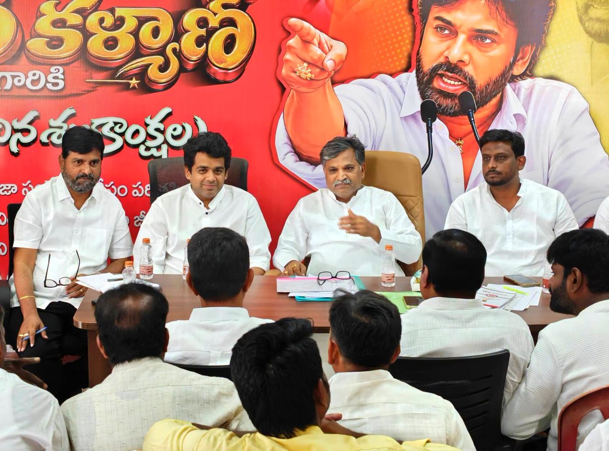 MadhusudhanJSP's tweet photo. అనంతపురం జిల్లా అధ్యక్షులు శ్రీ టి.సి. వరుణ్ గారితో కలిసి ధర్మవరం పట్టణంలోని @JanaSenaParty కార్యాలయంలో కోఆర్డినేషన్ టీమ్ మరియు సపోర్ట్ టీమ్ కమిటీ సభ్యులతో సమావేశం నిర్వహించాను. ఈ సమావేశంలో ధర్మవరం, పుట్టపర్తి,కదిరి నియోజకవర్గాలకు చెందిన మున్సిపాలిటీలపై సమగ్ర సమీక్ష జరిగింది.1/2 https://t.co/RWzoCzsMSy