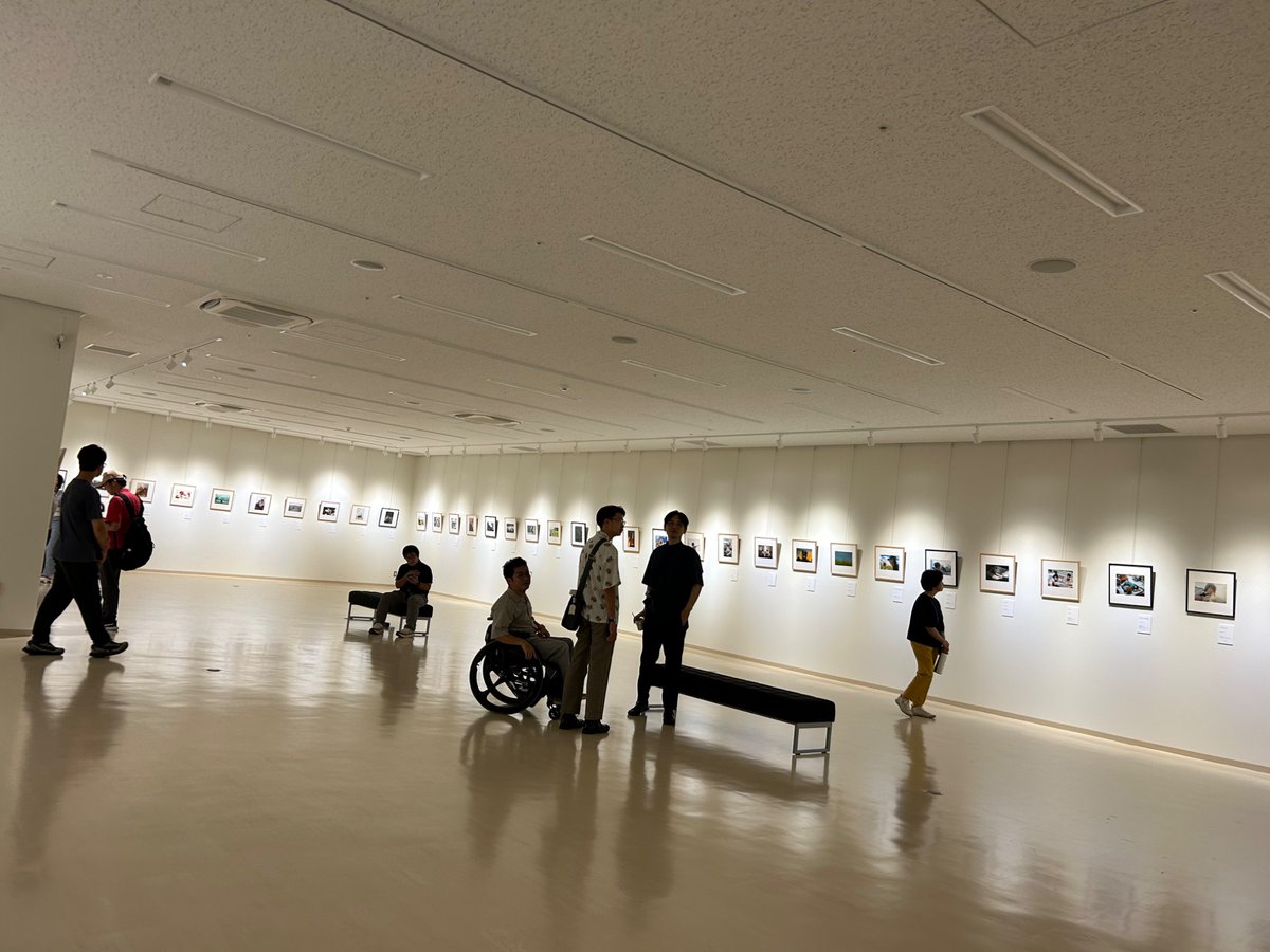 PONsukePONsan's tweet photo. 写真展「GOLDEN(ゴールデン)」
9月12・13日
@宇部市文化会館
#cheeeese!! CLUB
何気ない日常を撮る
そんな中での自分のgoldenな
一枚を集めた写真展
想いと優しさが詰まった
いい写真展だった。
キャプションの言葉も
それぞれのその時や今の情景や背景が見える…
心地よい空間でした。 https://t.co/NFimX7y0Sx