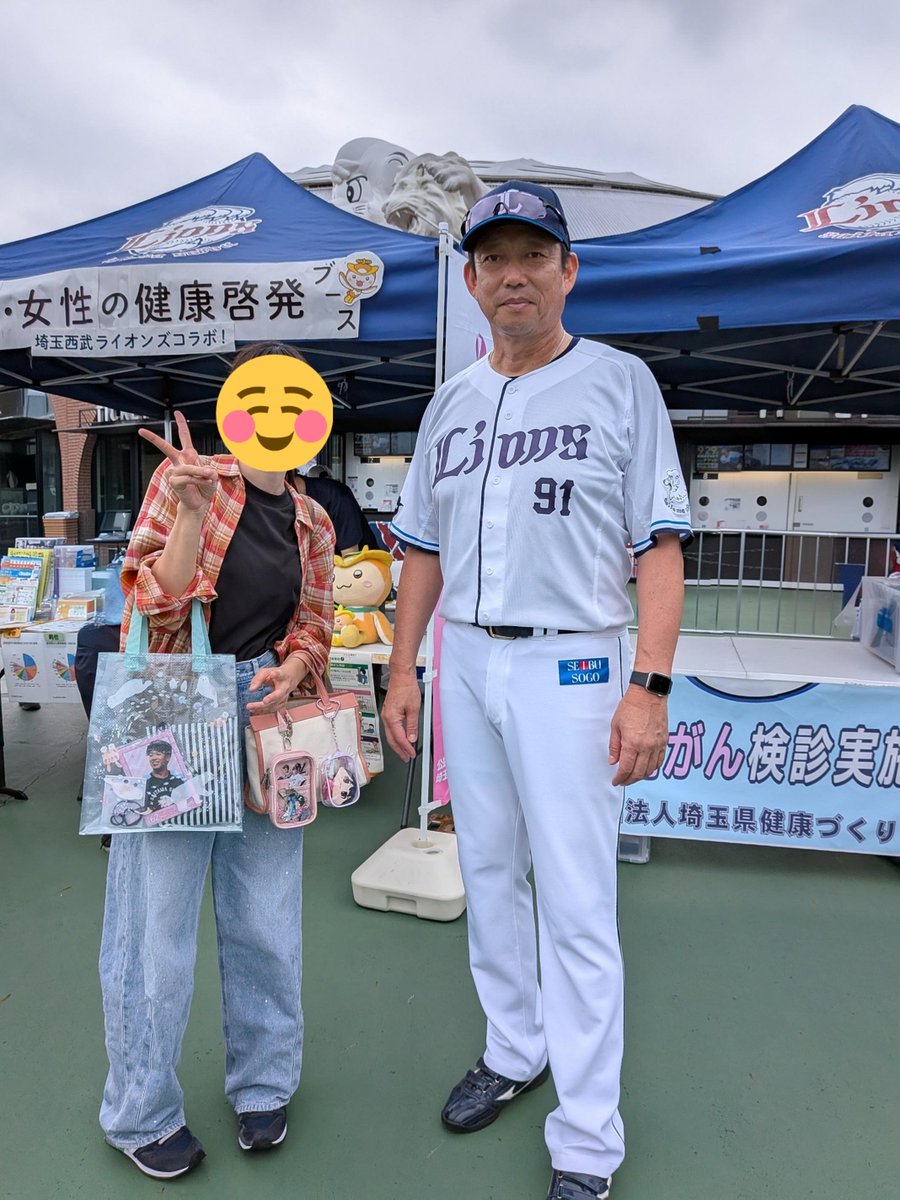 De67_L62's tweet photo. ピンクリボンのブース行ってきた🙂‍↕️
鳥越コーチ、ツーショありがとうございました😭😭😭
アクスタを知らない鳥越コーチ可愛すぎました😂😂😂 https://t.co/QBaduHbCmC