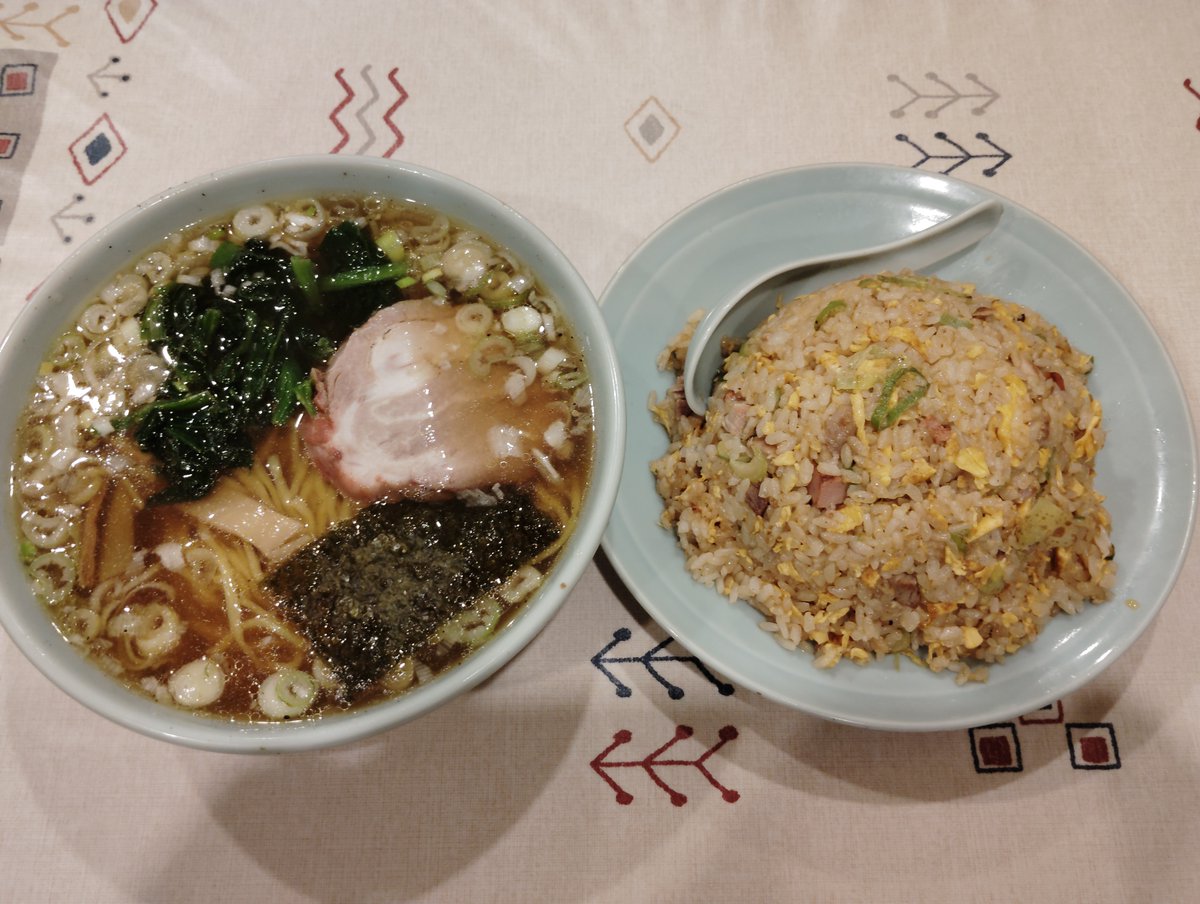 sakirim0's tweet photo. 中華料理 大味さん＠蕨市
セットA(半ラーメン＋半チャーハン) を頂きました。
半ラーメンと半チャーハン？半とは？と考えさせられましたｗ どちらも普通のお店なら大盛りｗ 流石デカ盛り有名店。焼売好きだったのですがもうやってないとは
#ラーメン #ラーメン大好き #ラーメン好きな人と繋がりたい https://t.co/SUoYJbKZZd
