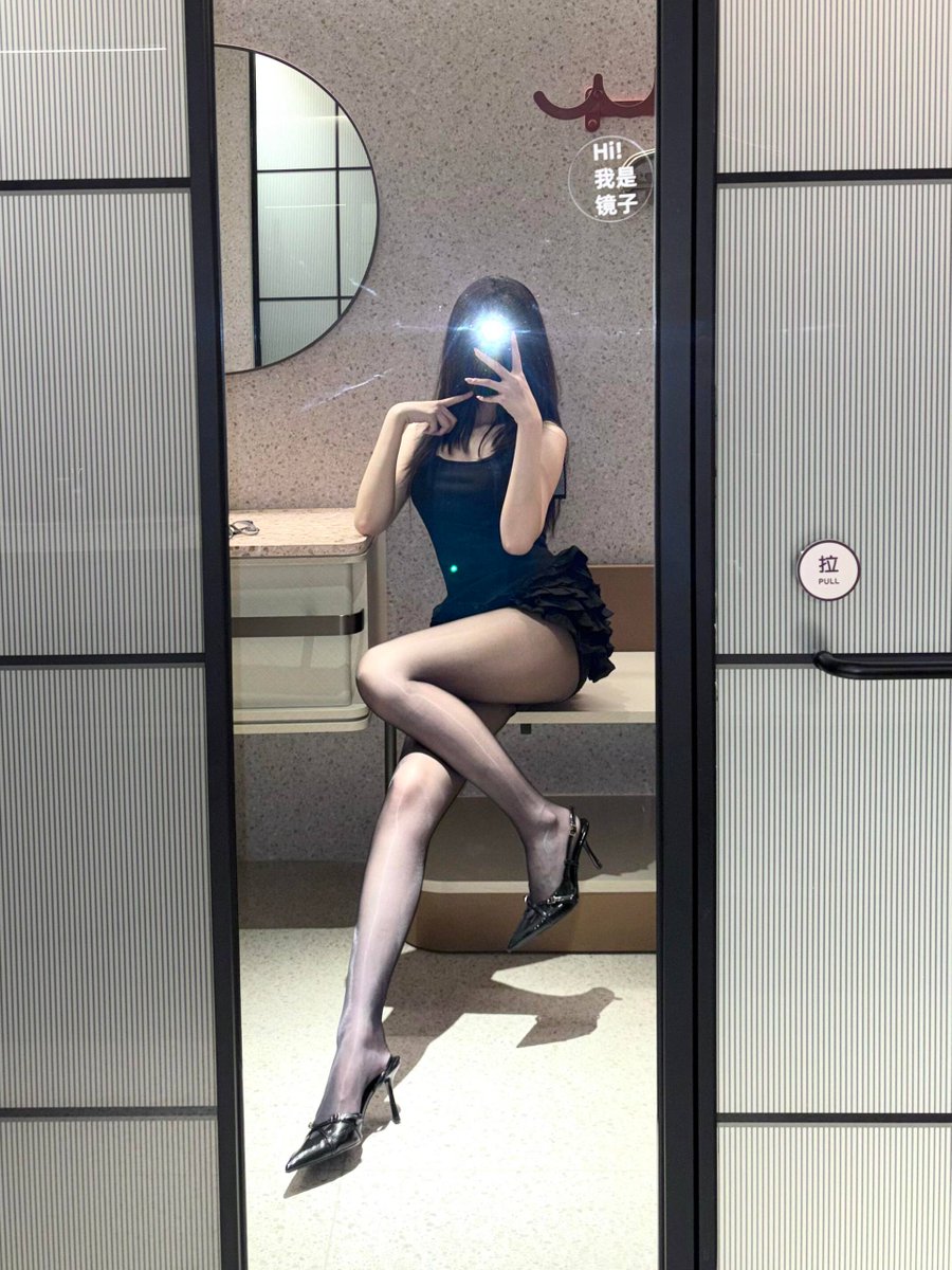 salmonmomon's tweet photo. 今天够御姐了吗？想不想征服我呢 https://t.co/vu3O5axEaX