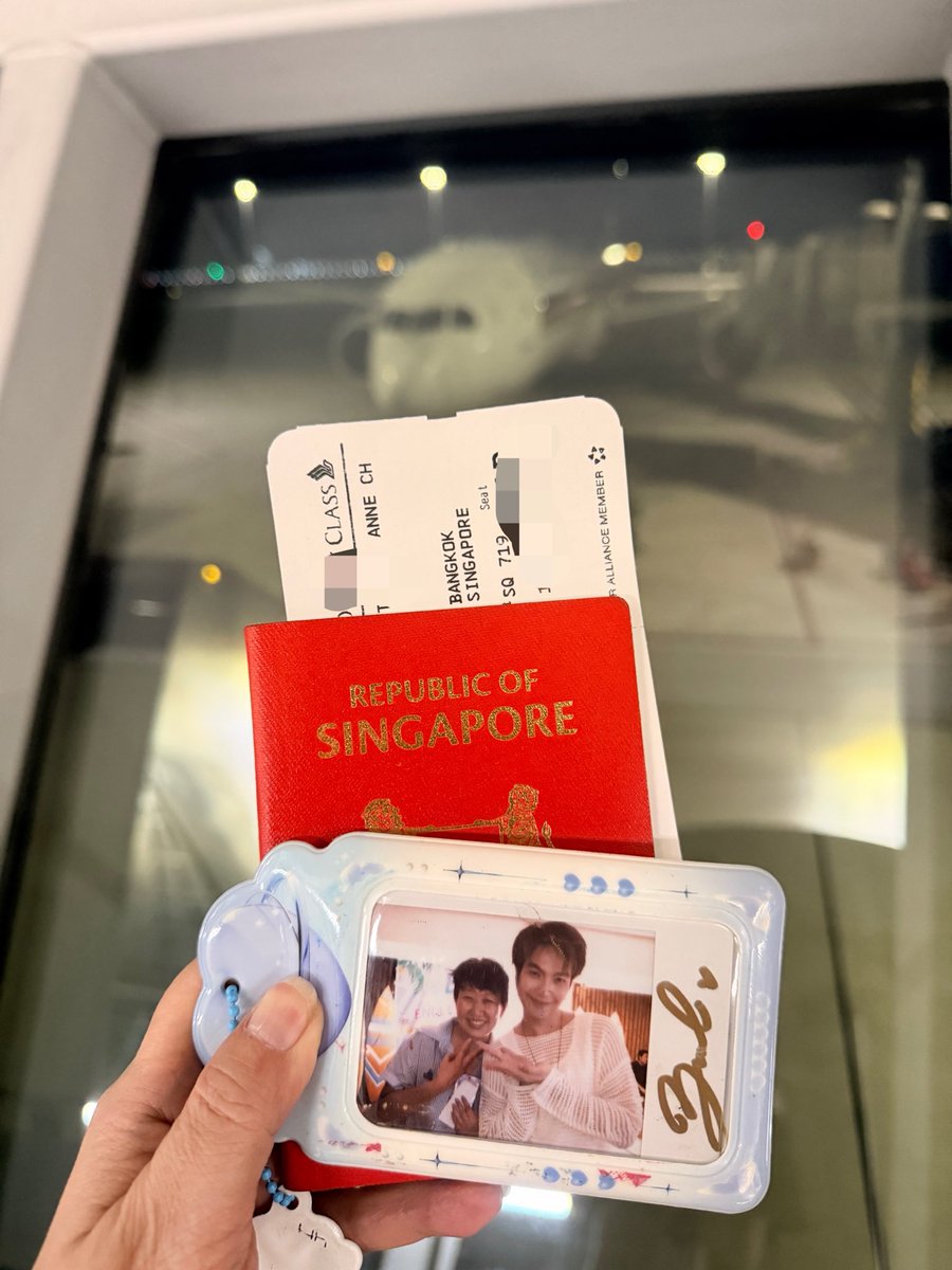 TAnneBeLuved's tweet photo. ✈️ 2D1N Pattaya ~> 🇸🇬

We ate, took photos, drank and played together… 30 #Beyourluve who all created new memories and had fun with @JakeB4rever 💙 
Thank you @buildyourlove4u @Build_FamilyFC and @theDREAMORA for taking care of us ✌🏻🫶🏻 I am truly a Lucky Fan 😆

#DreamoraxBuildPattayaTrip
#BuildJakapan