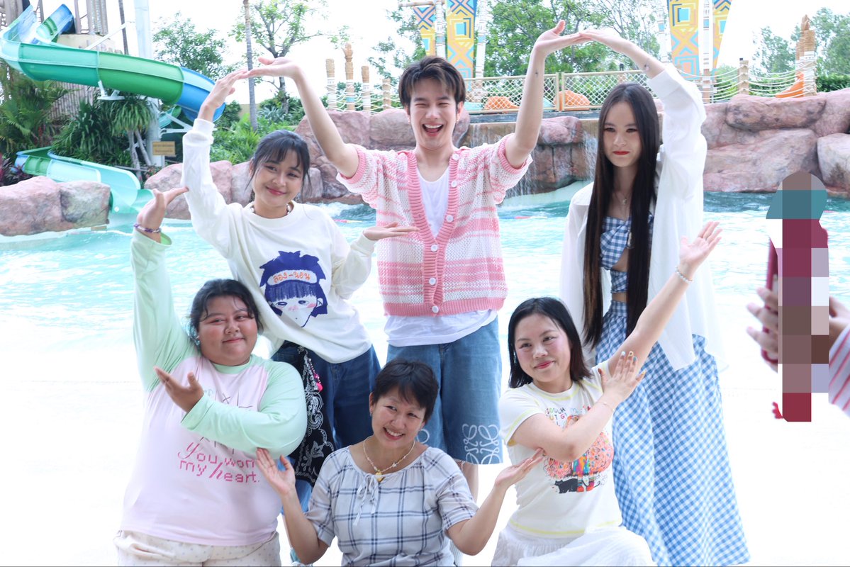 TAnneBeLuved's tweet photo. ✈️ 2D1N Pattaya ~> 🇸🇬

We ate, took photos, drank and played together… 30 #Beyourluve who all created new memories and had fun with @JakeB4rever 💙 
Thank you @buildyourlove4u @Build_FamilyFC and @theDREAMORA for taking care of us ✌🏻🫶🏻 I am truly a Lucky Fan 😆

#DreamoraxBuildPattayaTrip
#BuildJakapan