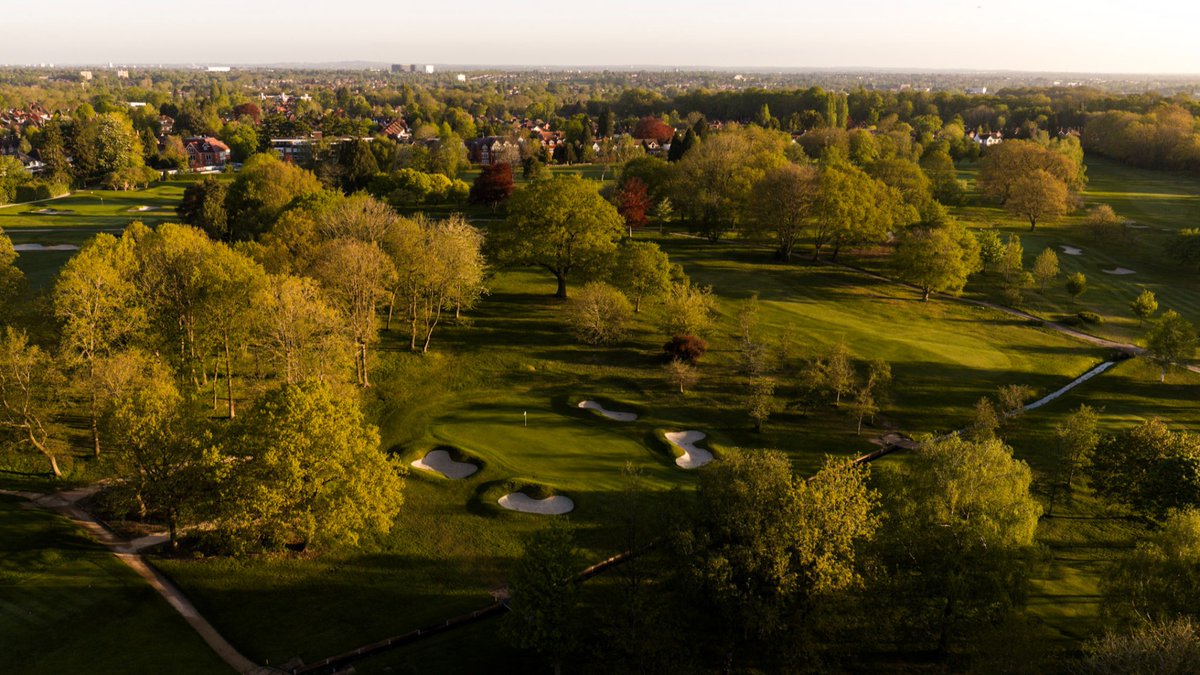 OltonGolfClub's tweet photo. Driving through Solihull, you wouldn't expect to find a peaceful parkland course tucked away. But through our gates, that's exactly what greets you, birdsong, quiet chatter, the odd ping of a well struck ball. https://t.co/JTxlMzEG2I