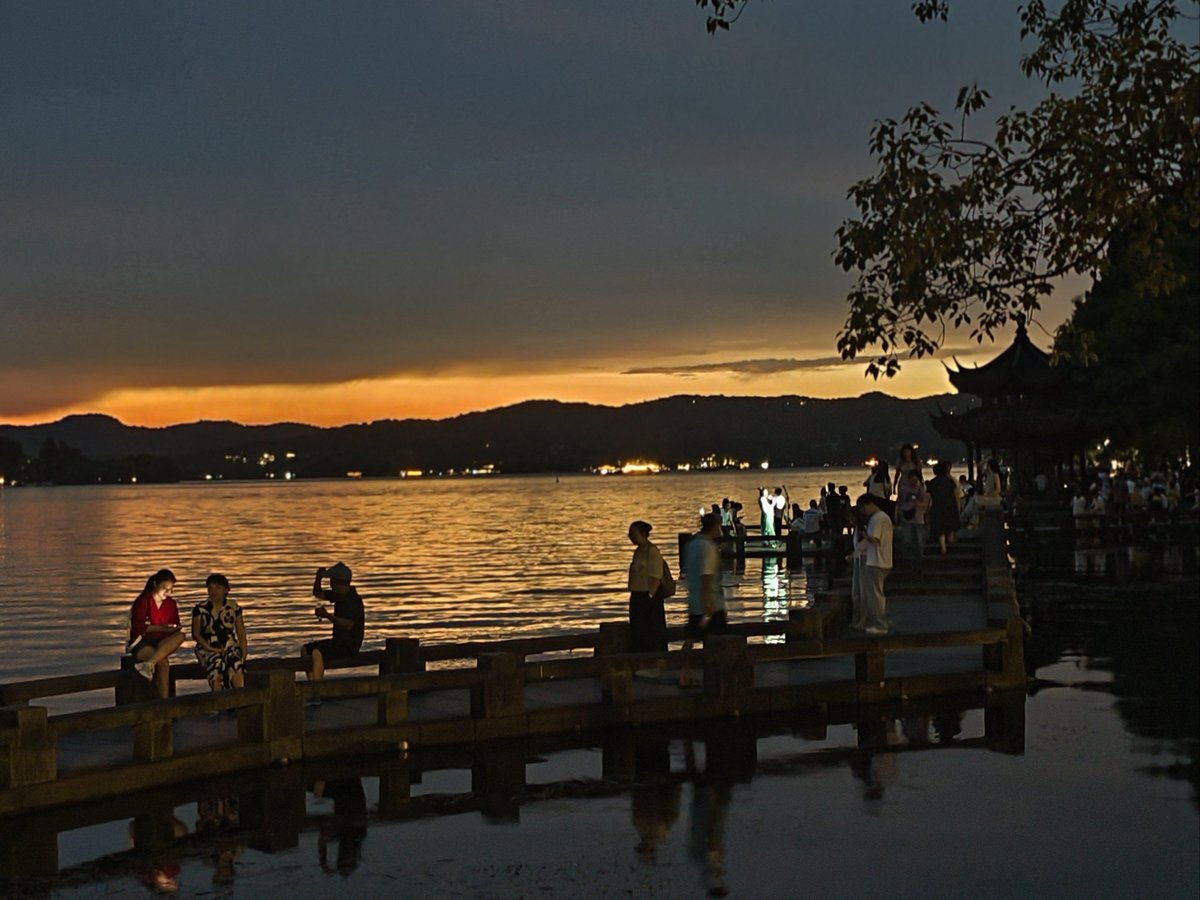fifia773666's tweet photo. [Hey campus crew! Our Photography Club’s sunset shoot this Friday at 5PM by the Central Lake is open to all—bring your gear (even your phone!) and snap golden-hour vibes. Link in bio to sign up!]， https://t.co/oTTeeAWKI1