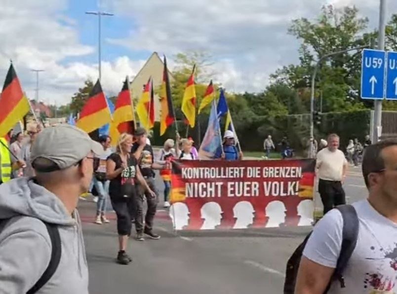 heimat_de's tweet photo. Gestern fanden in Bayern gleich zwei größere Demonstrationen statt. Auf beiden wurde der sofortige Rücktritt der Regierung, sowie eine echte Migrationswende gefordert.

Aktivisten der HEIMAT unterstützten diese Forderungen und marschierten selbstverständlich mit. https://t.co/MjvmI8FwzZ