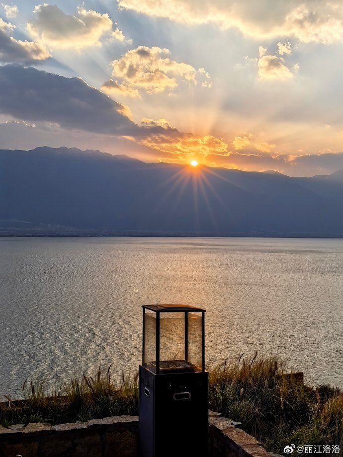 vieni209068's tweet photo. Join our university photography club’s sunset shoot at West Lake this Saturday! Beginners u0026 pros all welcome—grab your camera and snap stunning golden-hour shots, then share your work at our post-shoot tea chat. Sign up via the club link by Fri! https://t.co/bVBScDiHdh