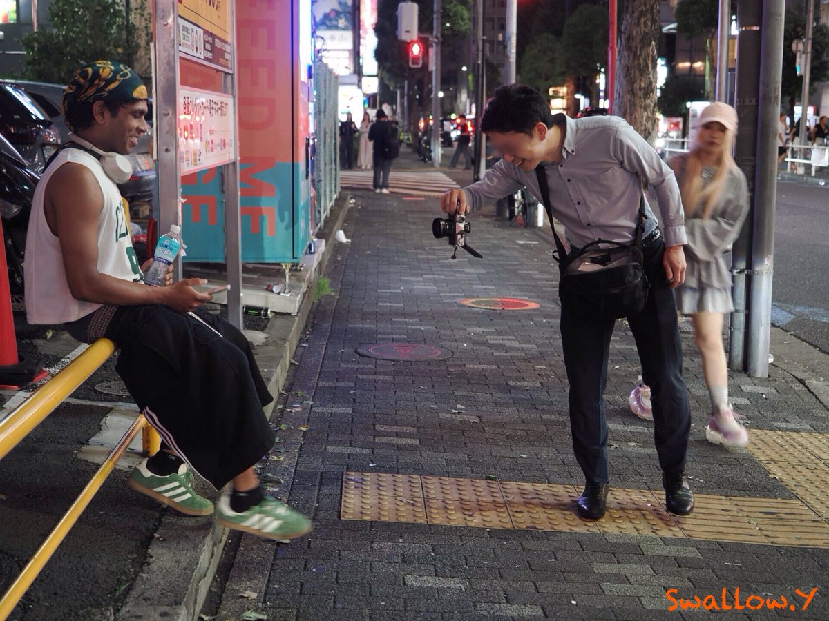 SWALLOWinRed's tweet photo. 柳沢諏訪郎個展「おんなじ街で生きている」
ラス前、無事に終了いたしました(=^ェ^=)
連日 #OMPEN のおかげで大盛況です(=^ェ^=) 

明日、いや今日か……最終日は15時までなのでご注意ください(=^ェ^=)

写真はいきなりスリランカ人(だっけ⁉︎)のストリートフォトを始める◯橋さん(=^ェ^=) https://t.co/V3x3BdOwbZ