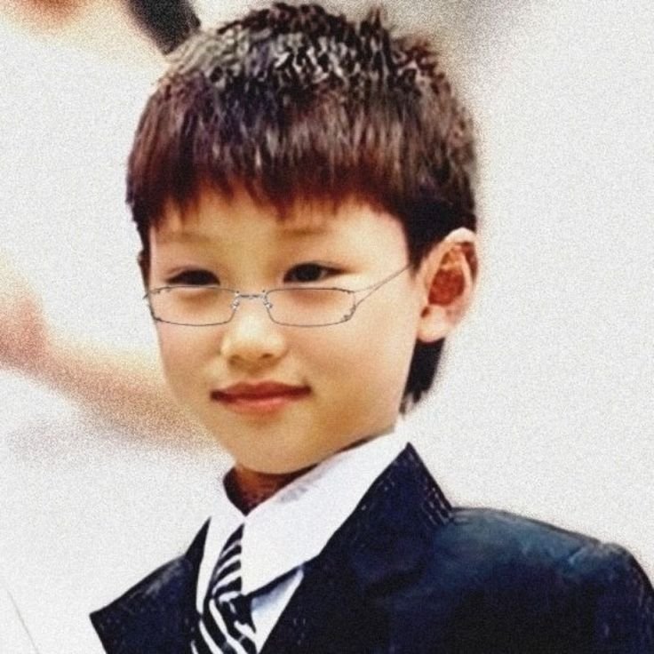 LeeSeulgi77065's tweet photo. @bratzlibra Omggg, he was a teenager in the photo, he never had a surgery, he just grew up
Mind you, this is felix when he was a kid, predebut, and no make(no filter also), it's just his hair https://t.co/5AOu35OgQF