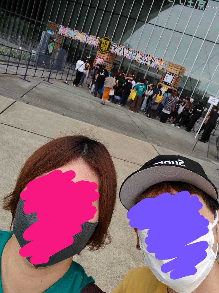HM83276354's tweet photo. さすがに楽しすぎたー😆
ライブ始まったらペンラ振りに夢中で汗だくになってました💦
こちらは何も用意もないのに相方と共にお土産、挙句にチュロスまでいただいてしまって…皆様本当にありがとうございます😭
ドズル社最高ー！！
#ぶっとびな祭 https://t.co/8LmeRCqiBz