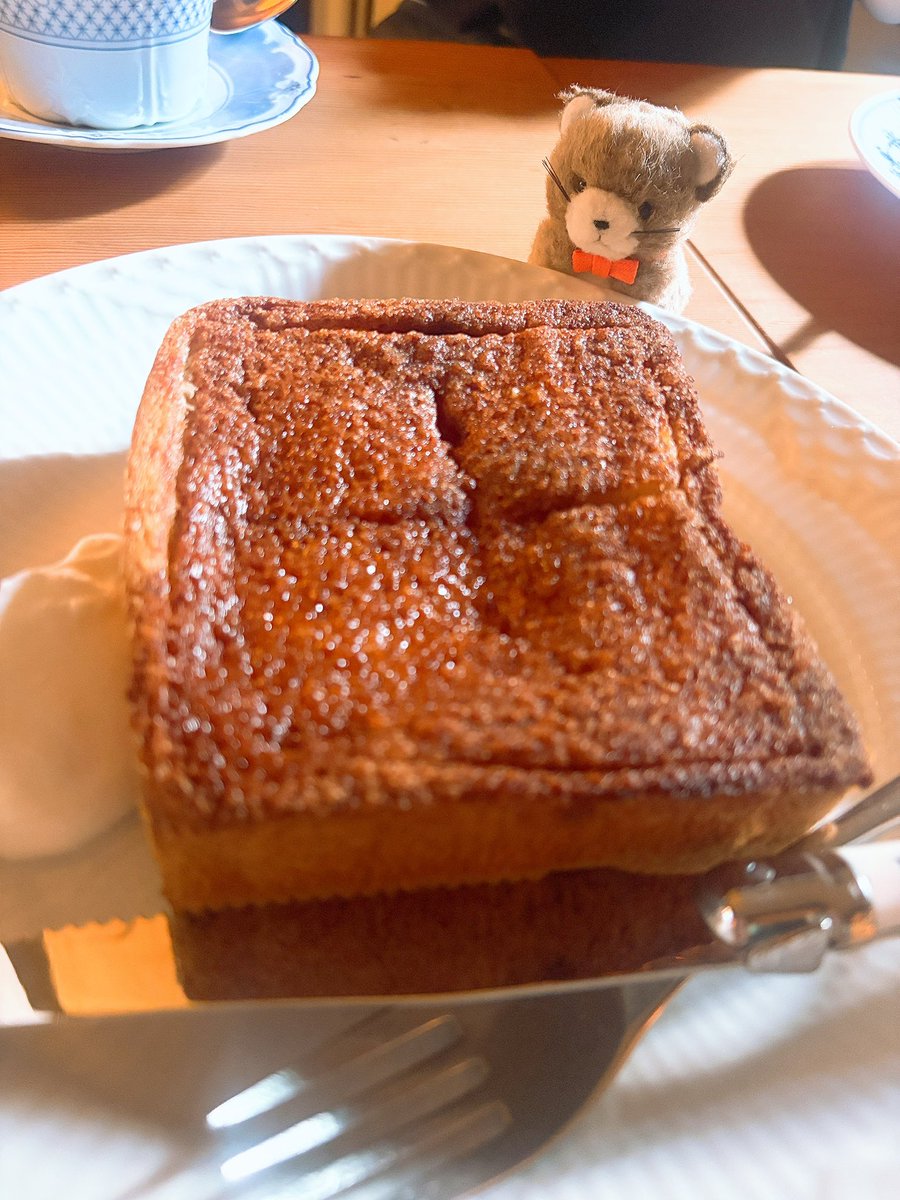 aki_nzk's tweet photo. 橋本みや子ちゃんと一緒に「ピカソ meets ポール・スミス －遊び心の冒険へ－」を鑑賞してきました。
私もみや子ちゃんも美大出身🎨✨
二人で作品の感想を話しながら観ることができてとても楽しかったです。

展覧会の後は「カフェド ラペ」さんでお茶☕️
店員さんにオススメされたシナモントーストを美味しくいただきました✨