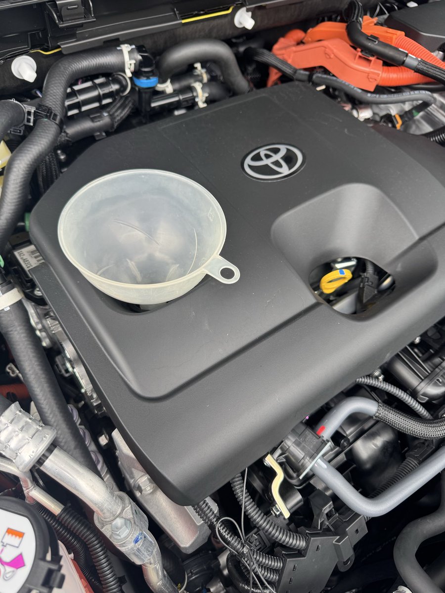 karocroKREMA's tweet photo. ワイのRAV4納車後初のオイル交換
ちょっと早いかな(実際あまり汚れて無かった)と思ったけどヒマだったのとカロクロの時からのストックしてるオイルの賞味期限が・・・
上抜きだけのはずがフィルターも・・・
#60系RAV4 #オイル交換 https://t.co/9Mn5dwiQpE