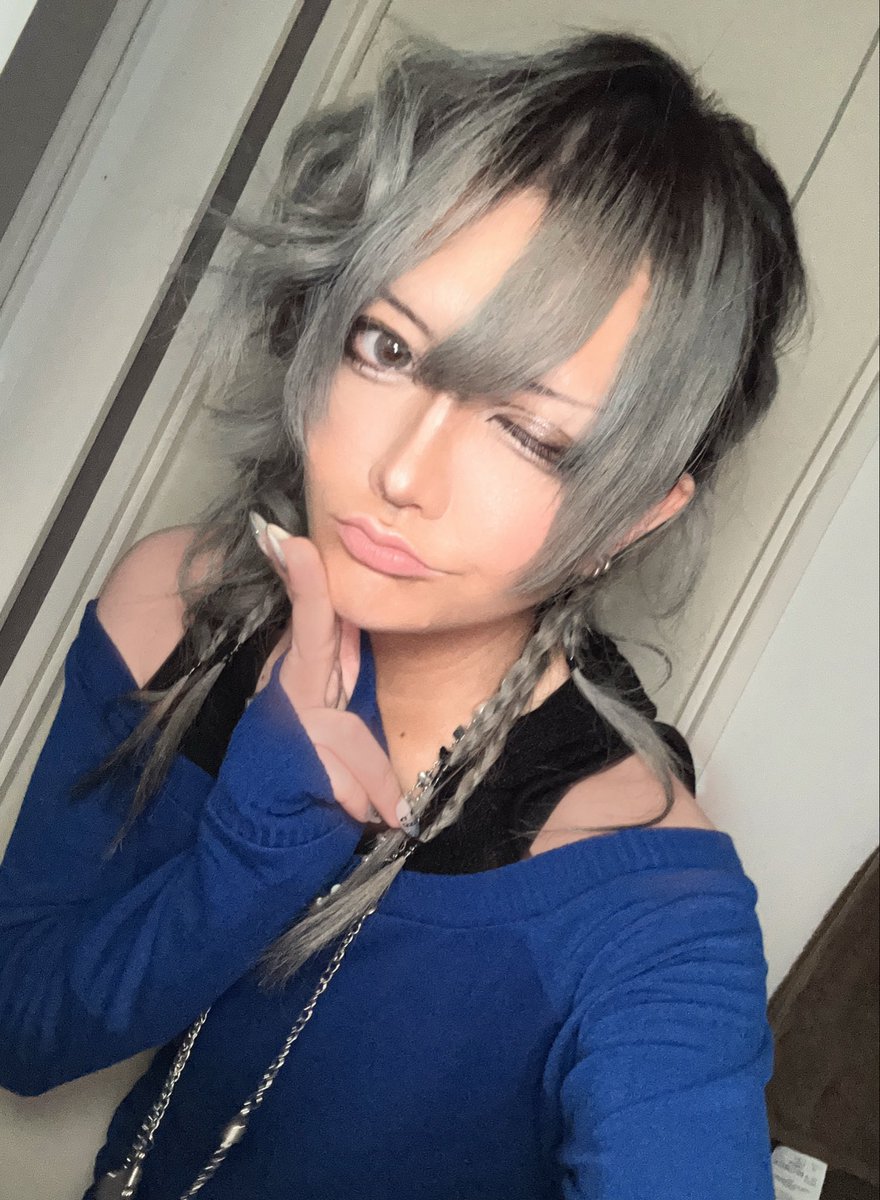 iyaDoQ's tweet photo. 陰キャの黒ギャルコスプレ
理想←                     現実→ https://t.co/hGvgQ9sG6s