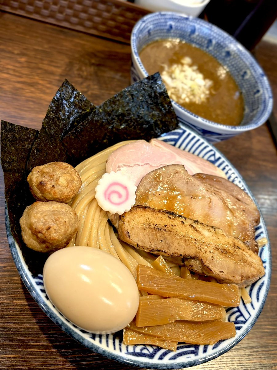 Hinoppy87's tweet photo. 麺処 はなぶさ@川越市

🍜特製濃厚鶏豚骨魚介つけめん中

お久しぶりのはなぶさ⤴
冷水でキュっと〆た特注ムチモチ太麺を､鶏+豚骨の動物系に魚介を合わせたトロンとした濃厚豚魚のつけ汁にドップリと潜らせれば鬼ウマな一杯っ❗暫く振りで色々進化され特製のお肉類が更に美味しくなっていましたよ⤴🤩 https://t.co/q6aabkVXvR