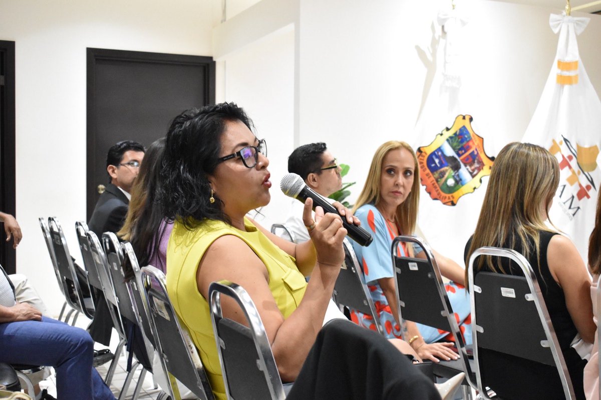 gelqurent's tweet photo. ⚪️AYER participé en el:

👉🏻 Seminario de Capacitacion Electoral, rumbo a las elecciones 2027

👉🏻 Como ponente en el Módulo 1 de 10, con el tema: “Sistema Nacional Electoral Mexicano”

🟣Todas las ponentes somos #MUJERES 
🟠Organizadores: @amprovic1 y @TodosSomosIETAM

🧵hilo 1/3
