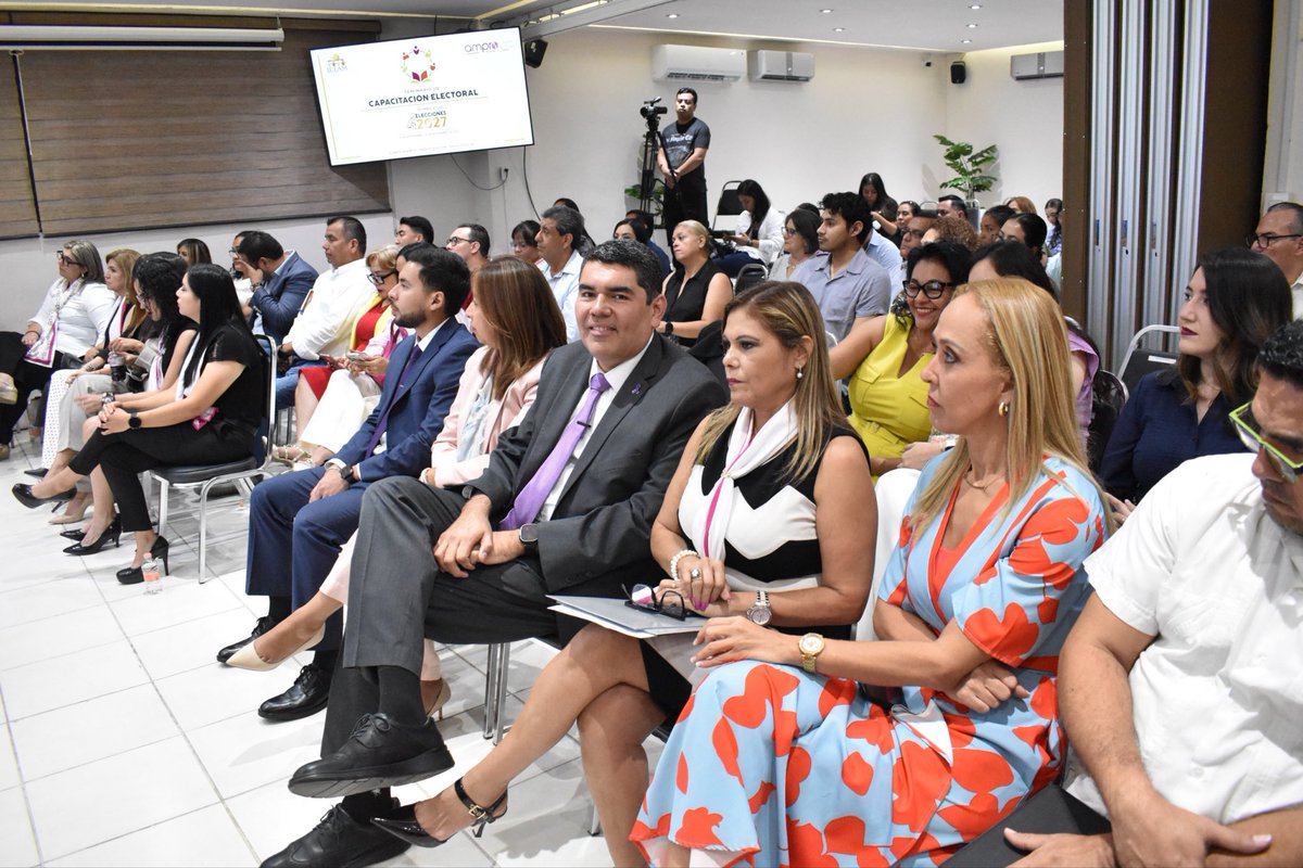 gelqurent's tweet photo. ⚪️AYER participé en el:

👉🏻 Seminario de Capacitacion Electoral, rumbo a las elecciones 2027

👉🏻 Como ponente en el Módulo 1 de 10, con el tema: “Sistema Nacional Electoral Mexicano”

🟣Todas las ponentes somos #MUJERES 
🟠Organizadores: @amprovic1 y @TodosSomosIETAM

🧵hilo 1/3