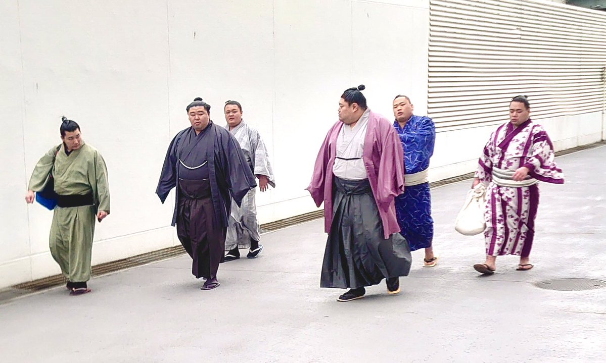 kurome3_'s tweet photo. みんな大好き正代関！

子に泣かれて、めちゃめちゃ正代っぽい顔してる正代
九州場所ポスターのどなたかの応募作品がめっちゃ好き https://t.co/c88C2ZbqM3