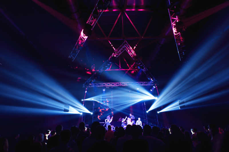 victp371797's tweet photo. Just had the most electrifying indie band live show in the city! Their guitar riffs gave me chills and the crowd singing along to every track made it perfect. Don’t miss their next gig! https://t.co/vBtGw2hYZq