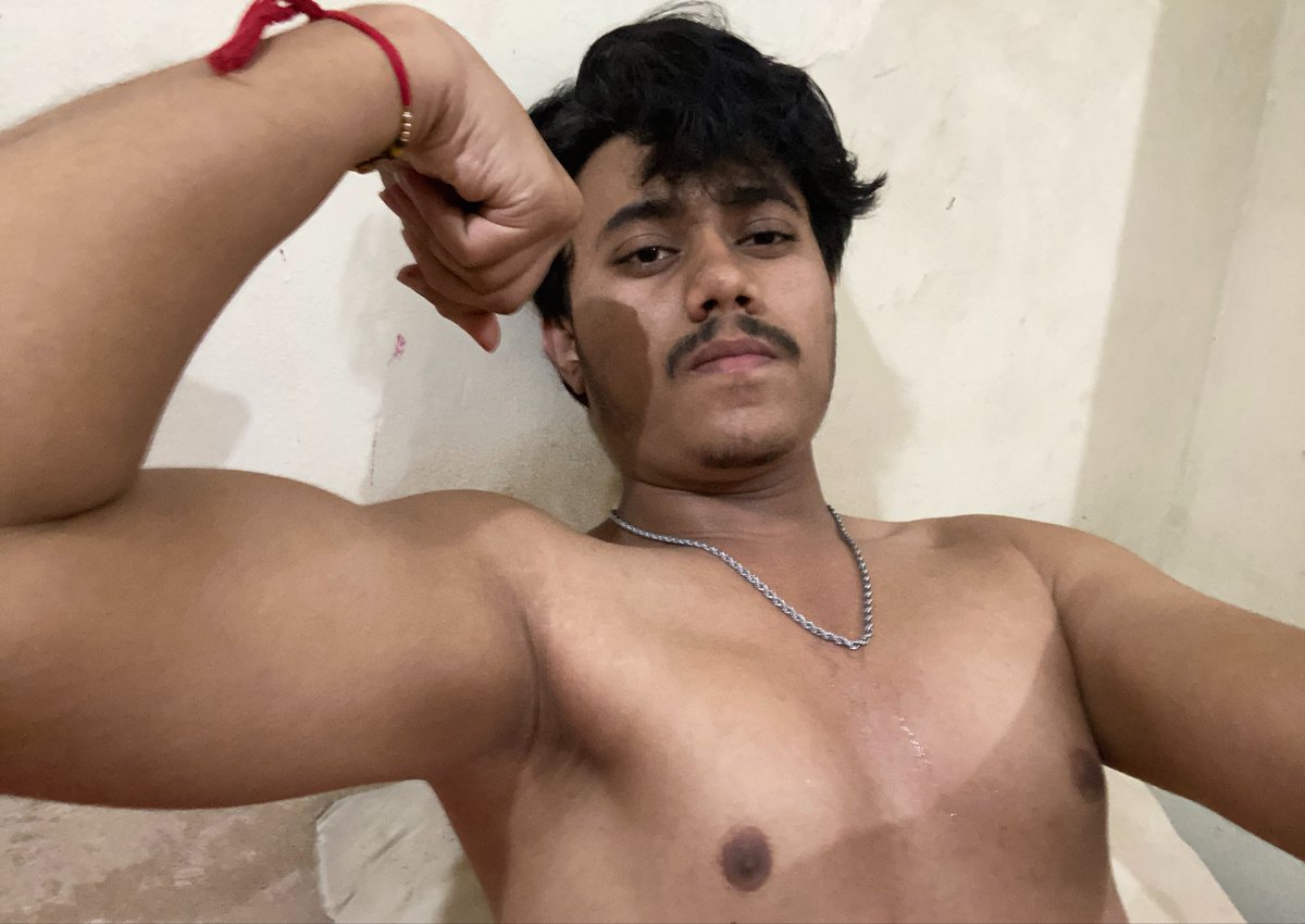 Smellystud's tweet photo. Biceptember trend 

#shirtless #sweaty #desiboy #indianboy #gymboy #fitnessboy #boy #malemodel #chest #abs #workout #desi https://t.co/ZEHV4kSJV4