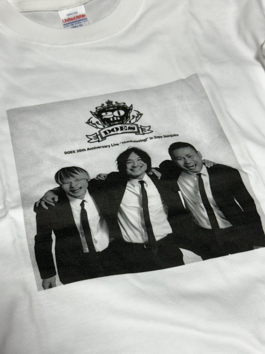 KX_777_'s tweet photo. 会場入りが遅くなって曲名リスト入りのシャツ買えなくて負けた感あったけど、終演後に特典ゲットできたんで今ならドヤれるぜw🦦 https://t.co/89XN4tv8Qg