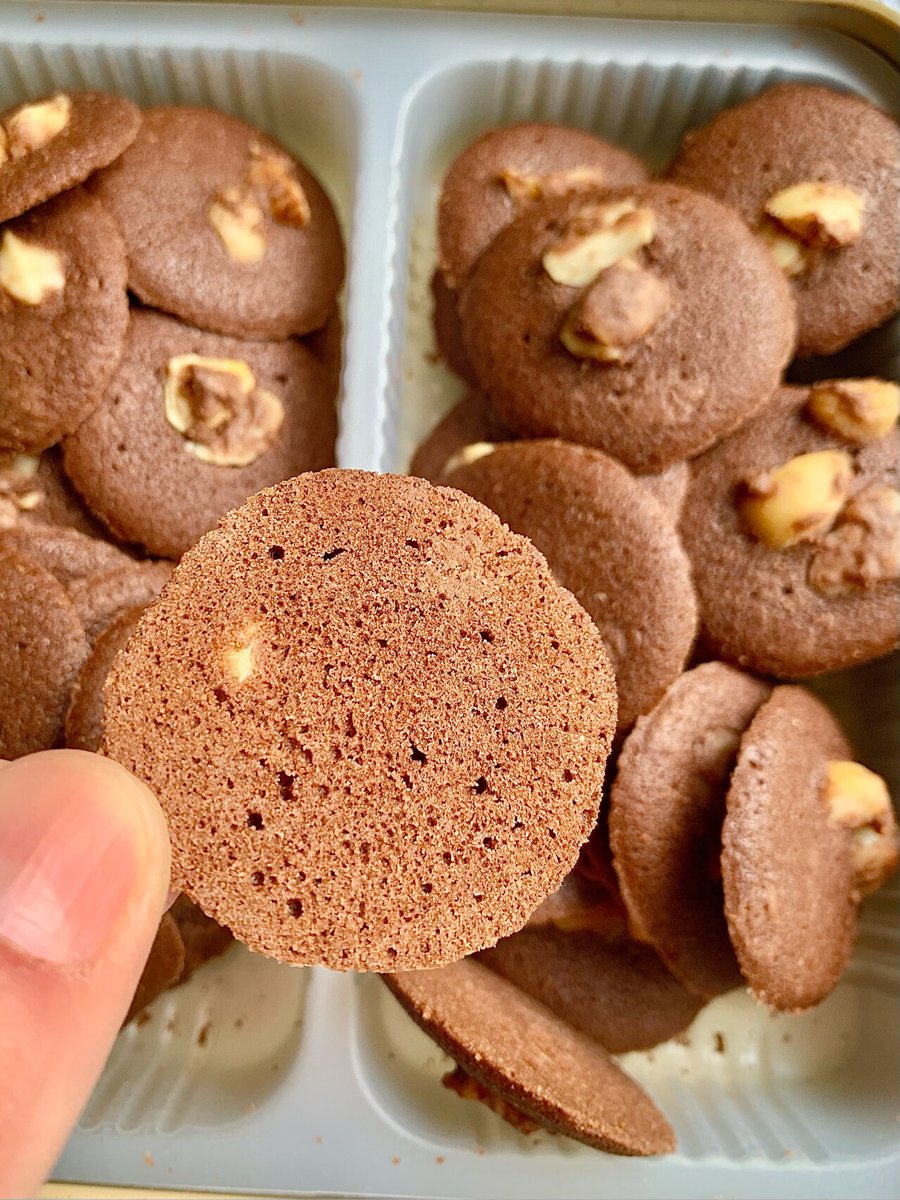 alesw190336's tweet photo. Just had the coziest Sunday baking sesh: warm chocolate chip cookies straight from the oven, flour dust on my fingertips, and a perfect first batch that tasted like pure joy.  Nothing beats small, sweet baking moments! https://t.co/TOKqVewlJw