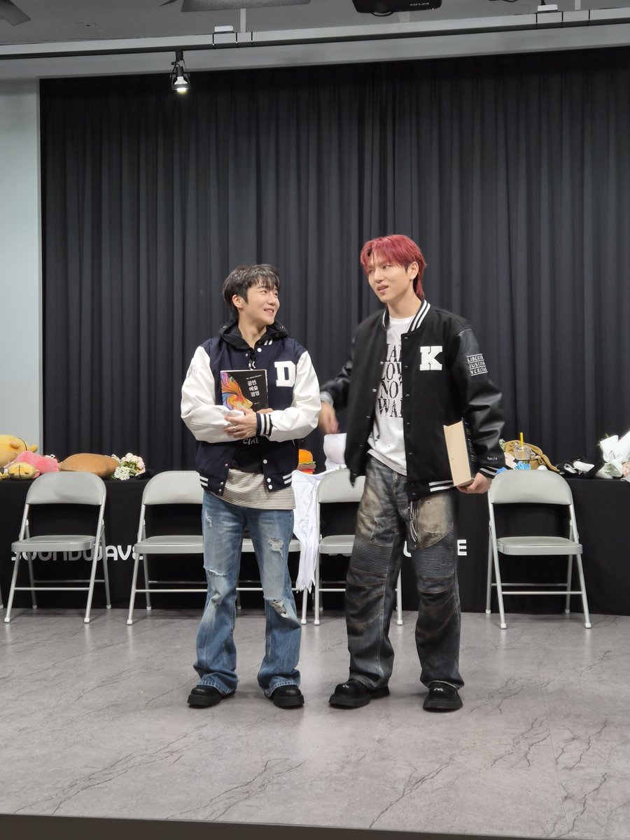 iw_shi0's tweet photo. 大学生の2人
こんな髪の大学生どこにいるんだとお叱りをうけてるキノ https://t.co/YoGDfgg2eL