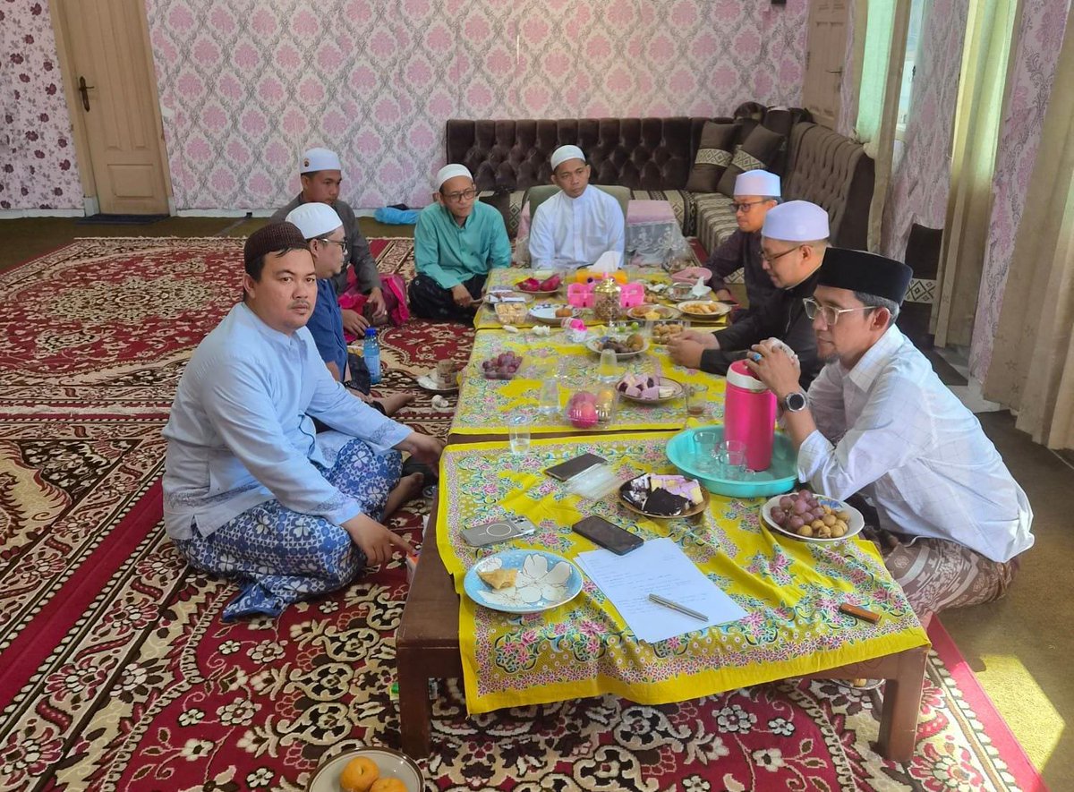 mk_haramain's tweet photo. #majeliskhirrijilharamain 
KOORDINATOR PUSAT | 
RAPAT KOORDINATOR PUSAT MEMBAHAS PERSIAPAN HAUL HARAMAIN AS-SYARIFAIN KE 32 YANG INSYA'ALLAH AKAN DI ADAKAN DI BALI  TGL 13 DESEMBER 2026.
LOKASI RAPAT : KEDIAMAN KETUA UMUM  KH. HUSNI MUBAROK PP. ABU SYAMSUDDIN SIDOTOPO SURABAYA https://t.co/oRTXaI7d3o