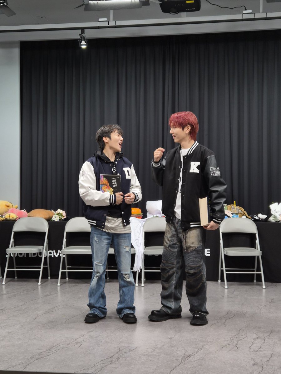 iw_shi0's tweet photo. 大学生の2人
こんな髪の大学生どこにいるんだとお叱りをうけてるキノ https://t.co/YoGDfgg2eL