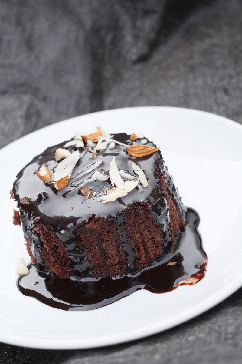 VerlaDelgu60's tweet photo. That first bite of warm chocolate lava cake oozing with molten center = pure tiny joy on a rainy weekday. https://t.co/L1tSIBWgLC